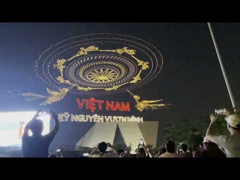 Mãn nhãn với màn trình diễn 10.500 drone xếp hình trống đồng đông sơn và chim lạc trong đêm 29/4