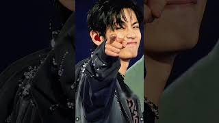 Ему уже ничего не надо делать.Люди смотрят на чудо. Как же нам повезло! #bts #v #kimtaehyung