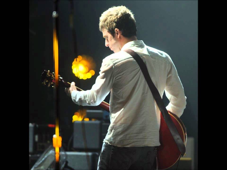 Noel Gallagher's High Flying Birds - Everybody's On The Run (Extended Outro Mix) Noel Gallagher's High Flying Birds - Everybody's On The Run (Extended Outro Mix)