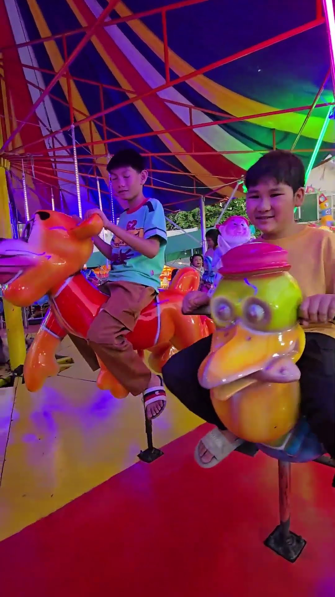 นั่งม้าหมุนงานวัดดอนตูม