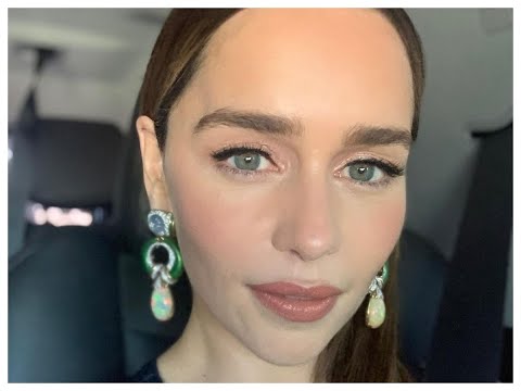 Βίντεο: Όλα τα βλέμματα της Emilia Clarke