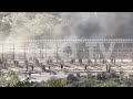 Batalla campal a pie de valla botes de humo y lanzamiento de piedras