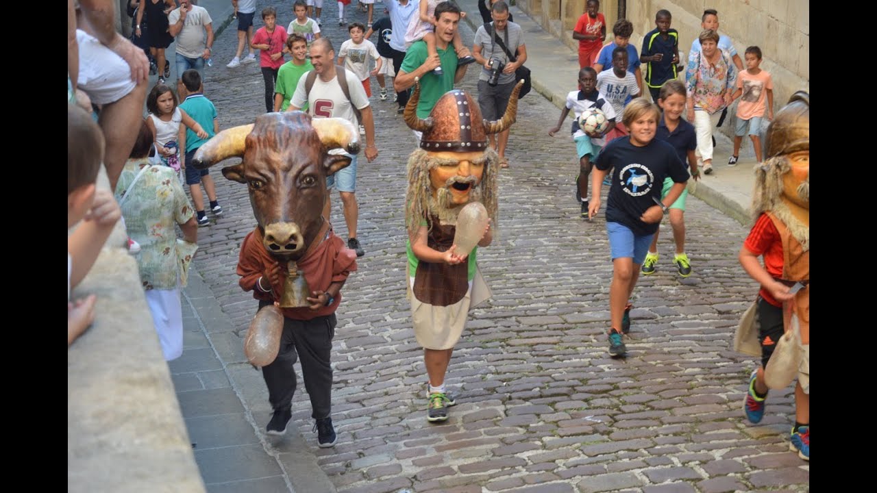 Comparsa de gigantes y cabezudos en Kale Nagusia (Hondarribia)