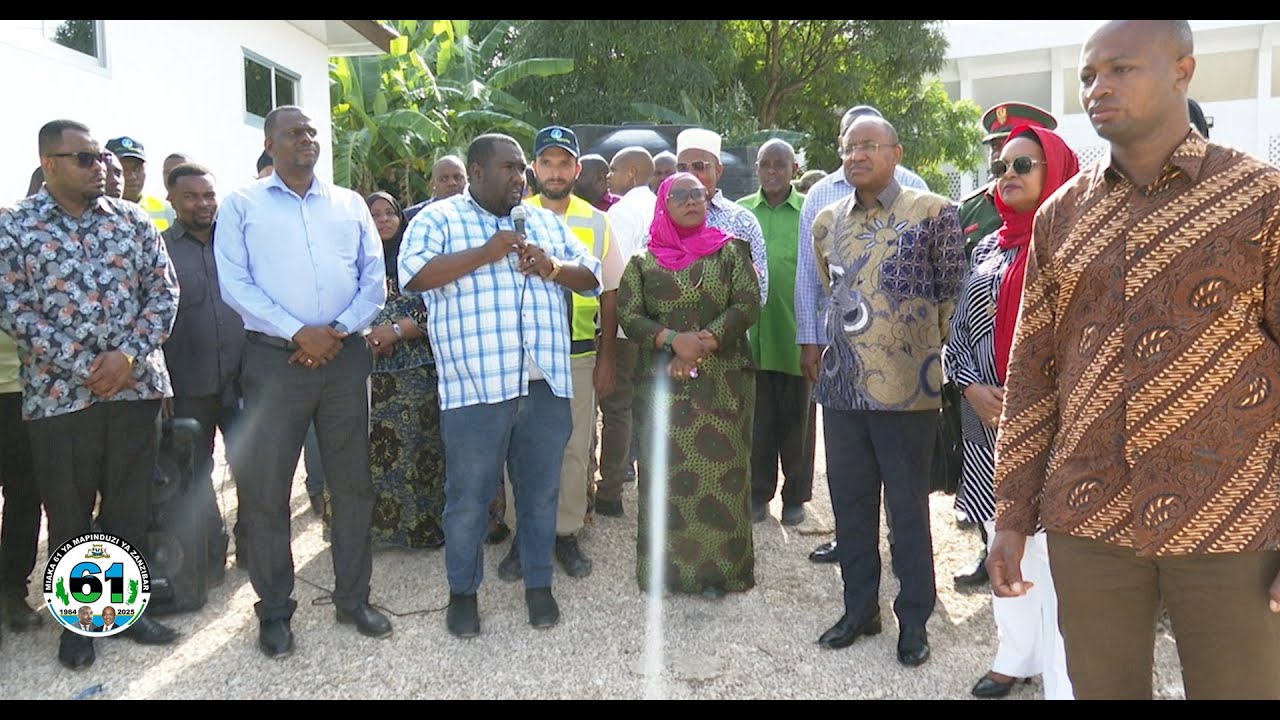 RAIS MWINYI AWEKA JIWE LA MSINGI UWANJA WA GOMBANI PEMBA