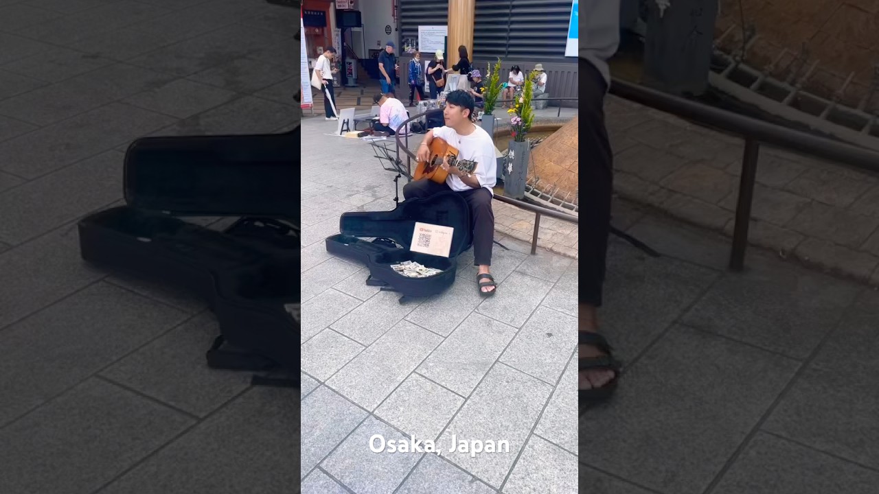 Street #artist in #Osaka #Japan singing #Wonderwall by #Oasis