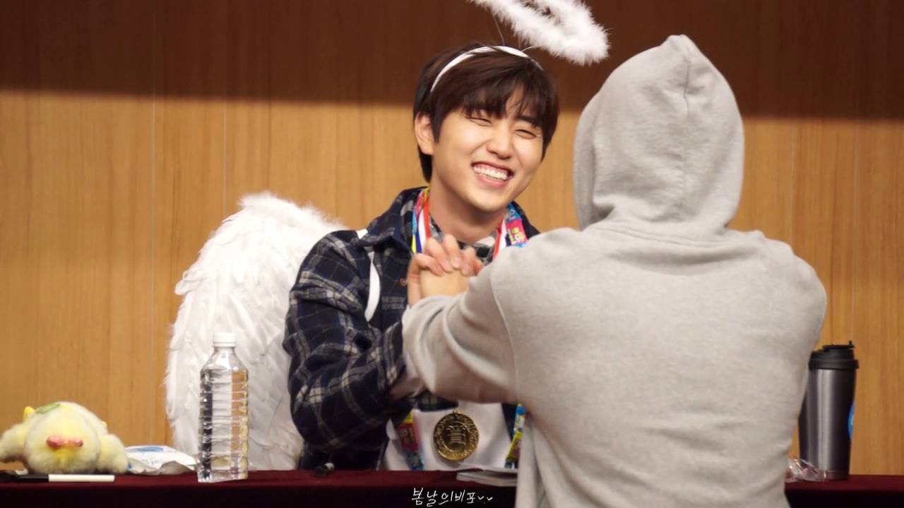 161014 산들 그렇게 있어줘 팬사인회 - 바나 회장님 사인받으시는 모습♥