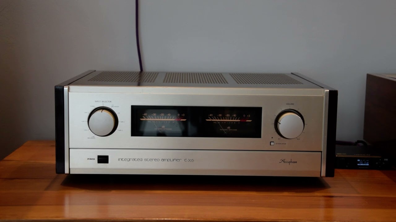 Accuphase E-305 Beautiful Japan Amplifier - YouTube