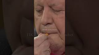 Helmut Schmidt testet zum ersten mal eine E-Zigarette! #shorts