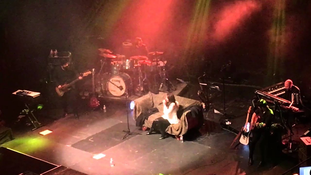 Tan lejos tan cerca - Bebe