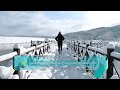 تحميل فيديو شتوي سينمائي: فتاة تمشي على جسر خشبي (بدون حقوق) 4K