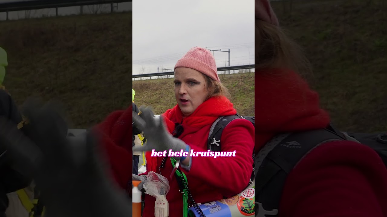 Zijn er goeie chicks te vinden bij demonstraties? ⏭️ #interview #nxt