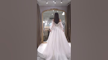 Lần đầu thử váy cưới với Mẹ quá khó xử 🙈 | Tê Linh #shorts