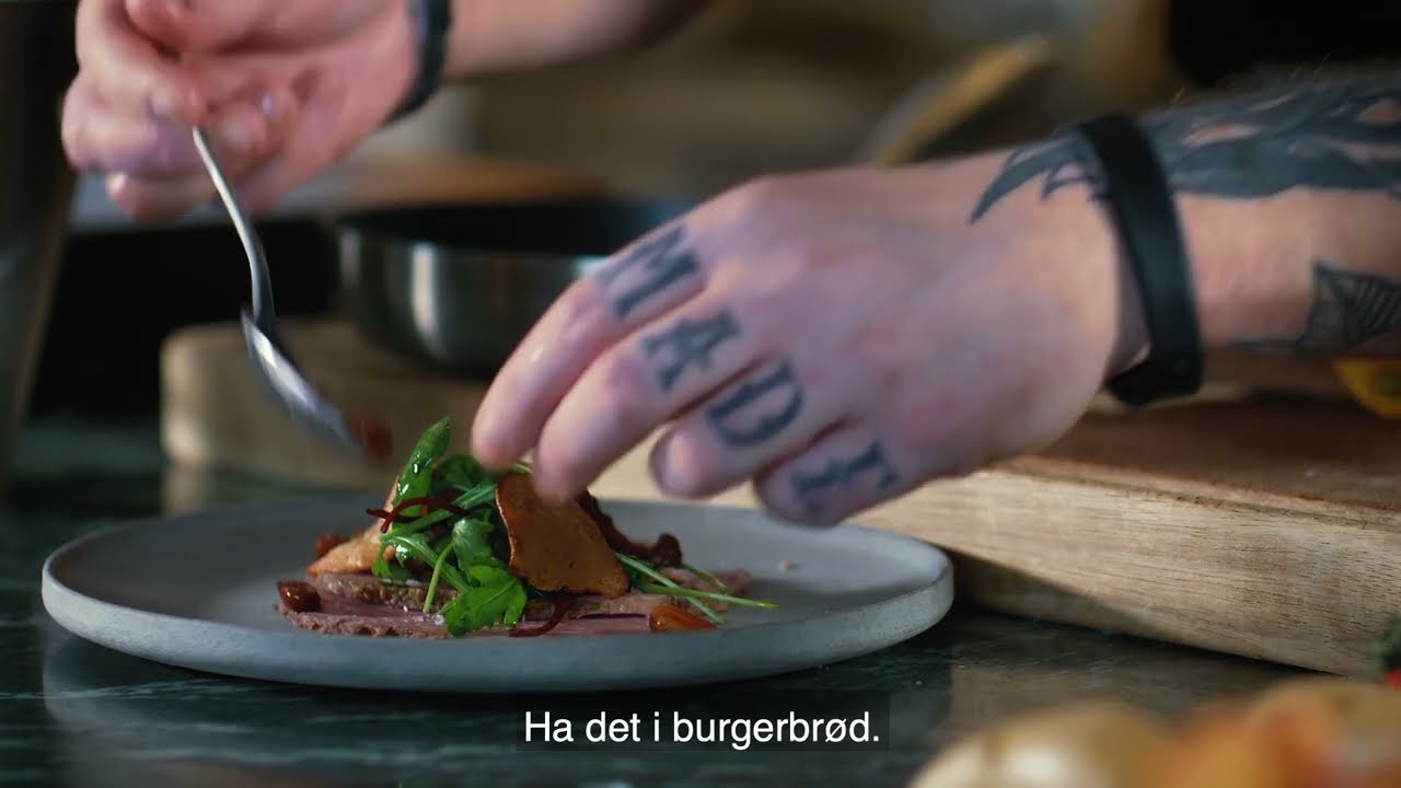 Tynnskåret lårtunge med ramsløkmajones, små salater og friterte rotgrønnsaker.