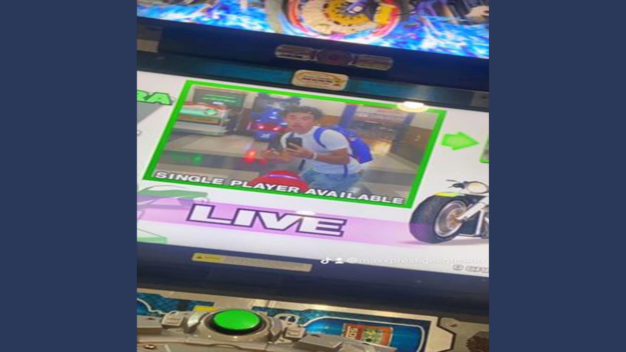 BITCH (feat. Tyxonsmith) auf YouTube ansehen BITCH (feat. Tyxonsmith) auf YouTube ansehen