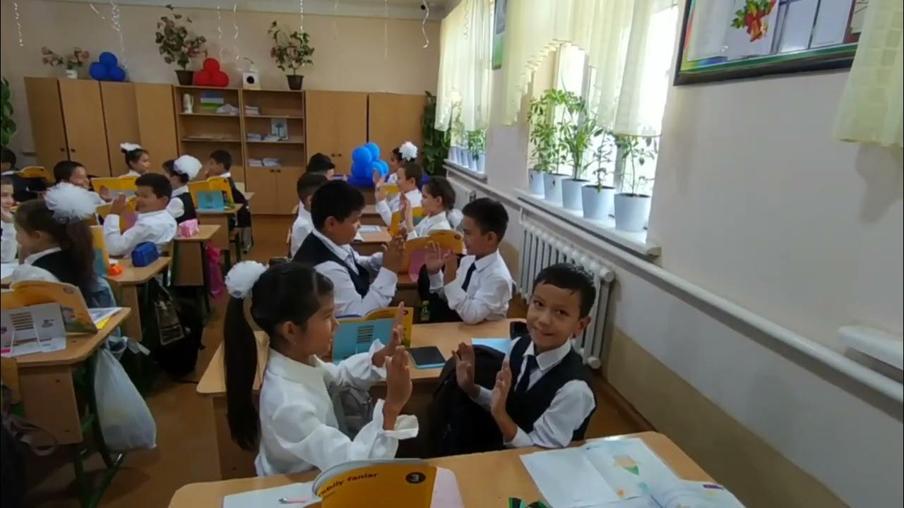 Yuqori dildoda chokkalab otirgan mushuk fotosurati. Yalangoch taniqli rus kino aktrisalari