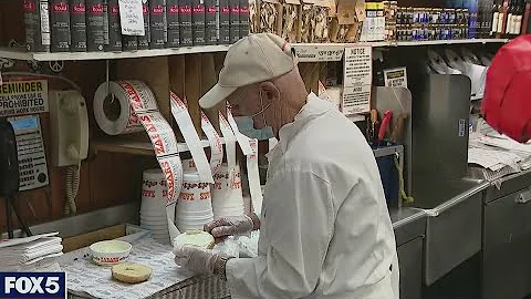 Len Berk, 91-Year-Old Lox Slicer at Zabar's, Is Ba...