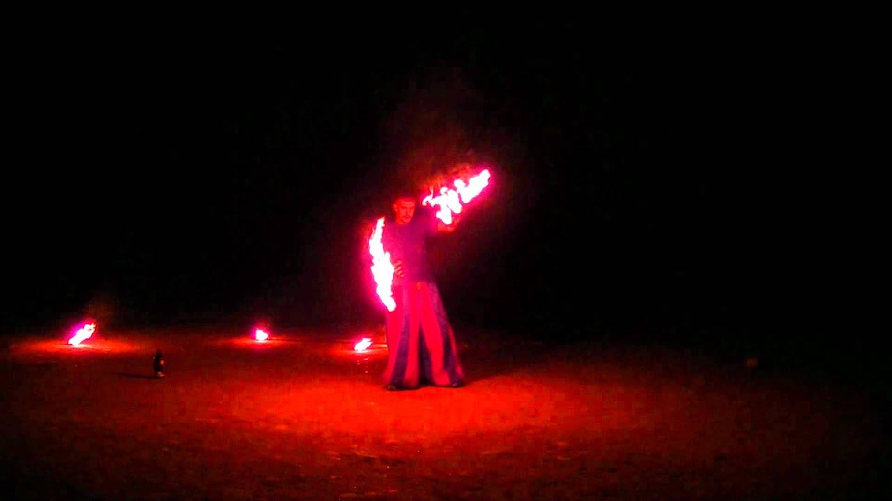 Fireshow howling wolves. (En ensam gycklare)