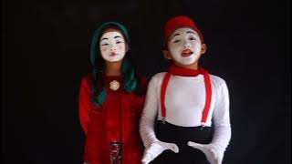 Pantomim Rafly dan Charisa bermain bulu tangkis