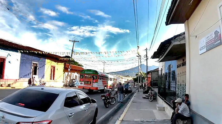 Walking Tour of Granada Nicaragua (Calle Elena Are...