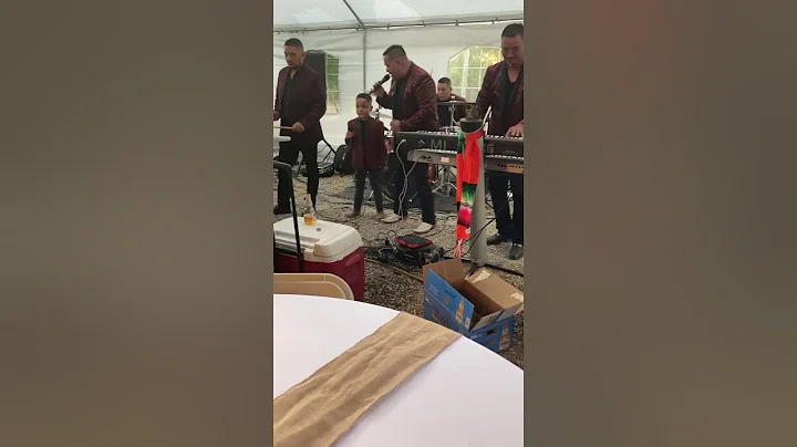 Fabian Myles canta con su primero groupo en una fi...