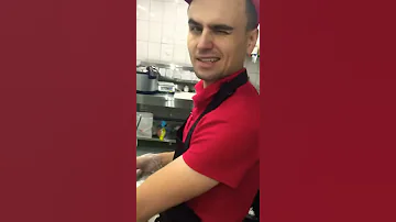 Лайфхак как почистить креветку быстро 👌