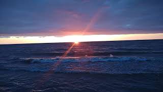 Красивый восход солнца у побережья каспийского моря