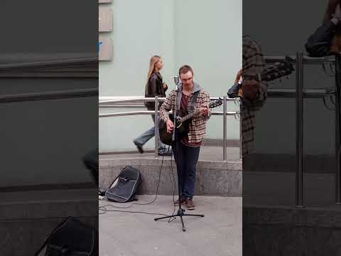 Видео: Уличный музыкант в Санкт-Петербурге