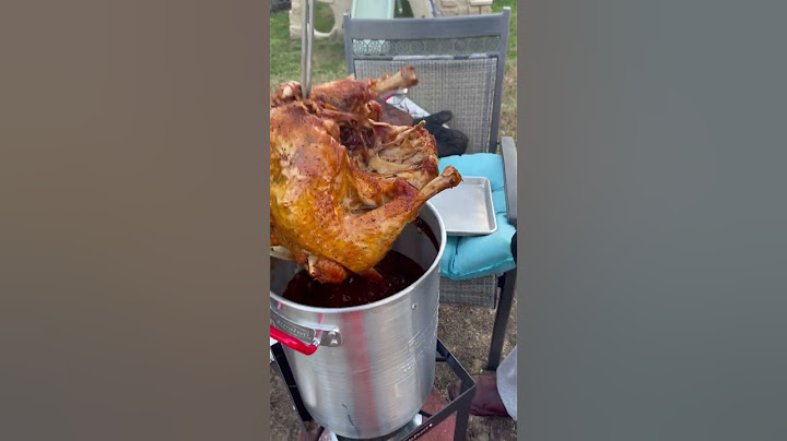 Thanksgiving Turkey Falls Apart While People Try to Take it Out After Deep-Frying - 1384992
