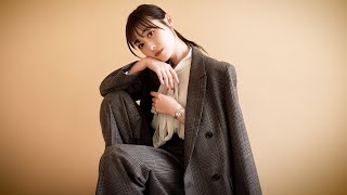 福原遥、“大人クール”な秋ファッションで決めポーズ　ギターを練習する姿も　『wicca』Web動画「はるかのちょっとブレイク」