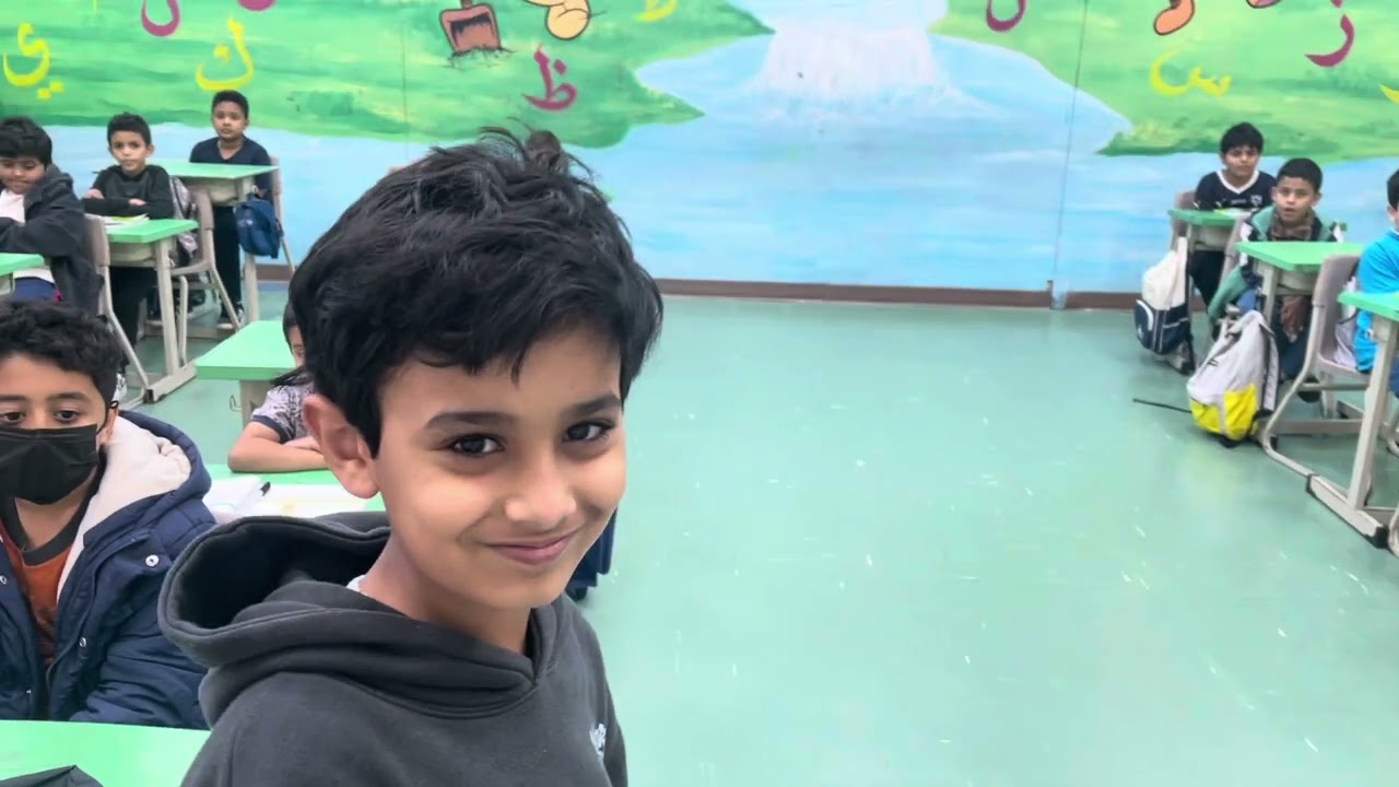 قياس درجة حرارة الجسم مع طلاب صف رابع بمدرسة النهضة الابتدائية بالحرس الوطني