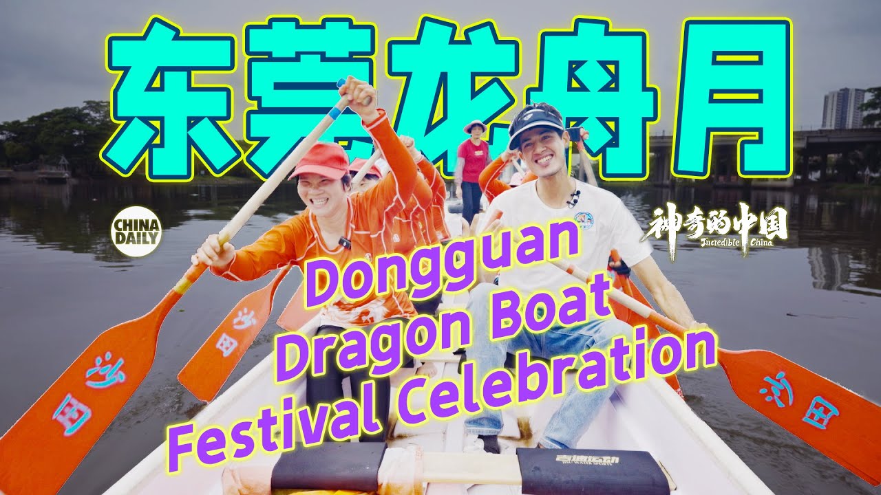Chinese people paddle dragon boats without a watercourse, spend one month paddling dragon boats.