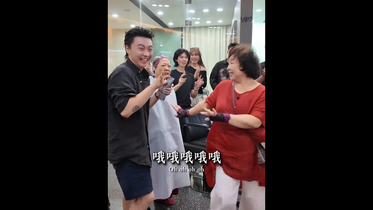 99 的姐姐都踩过的头皮养护误区尤其是40+的你是不是正被些问题困扰头皮发红发痒一按就软塌白发疯长不敢染一梳头发掉满手别再盲目跟风护养了今天花3分钟海德老师教你居家就能做的头皮护理急救法跟着做改善头