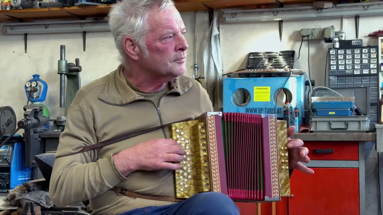Ernst Bieri an der Handorgel
