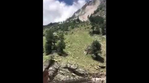 Insane! Massive Rock slide destroys everything (Sends people fleeing for their lives)