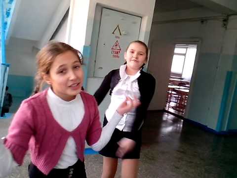 Девчонка пораньше сбежала с уроков Девчонка пораньше сбежала с уроков