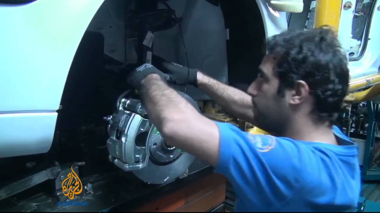 إيران تنشط صناعة السيارات مع تخفيف العقوبات