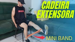 CADEIRA EXTENSORA | Extensão de joelhos unilateral com elástico MINI BAND | Treino em casa