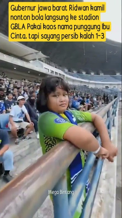 Gubernur jawa barat Ridwan kamil & istri nonton bola langsung ke stadion GBLA Pakai kaos Ibu Cinta