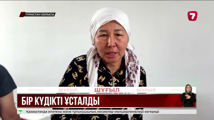 Жігіт камераға түсіріп жатыр Жігіт камераға түсіріп жатыр