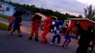 Elmo whips to the Little Einstein's In sync