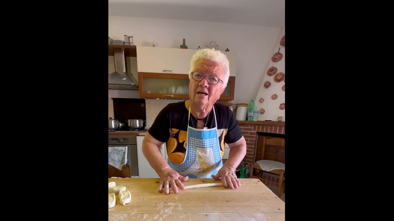Nonna Angelina mi mostra come cucinare gli gnocchi al tegamino