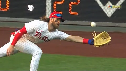 Bryce Harper Lays Out to Make Insane Diving Grab! | Phillies vs Braves 8.8.20