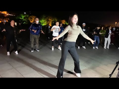 现场教学版《苦咖啡》广场舞! 美女跳着跳着忘步了，太可爱了。