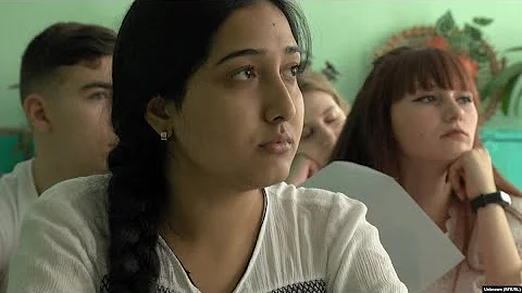 First Female Romany Student To Graduate From Moldo...