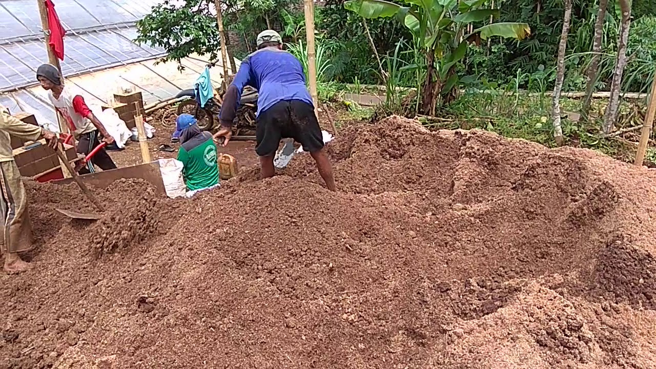 Proses pembuatan batu bata menggunakan mesin YouTube