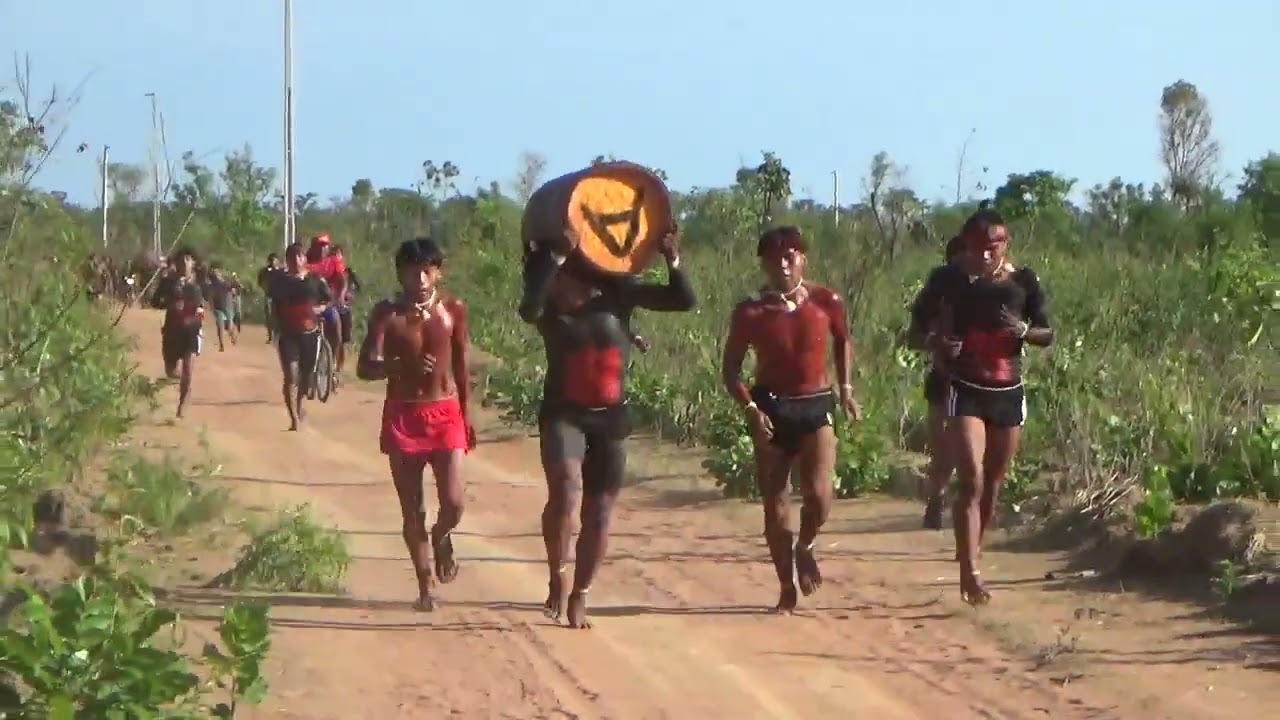 Corrida dos homens na tora
