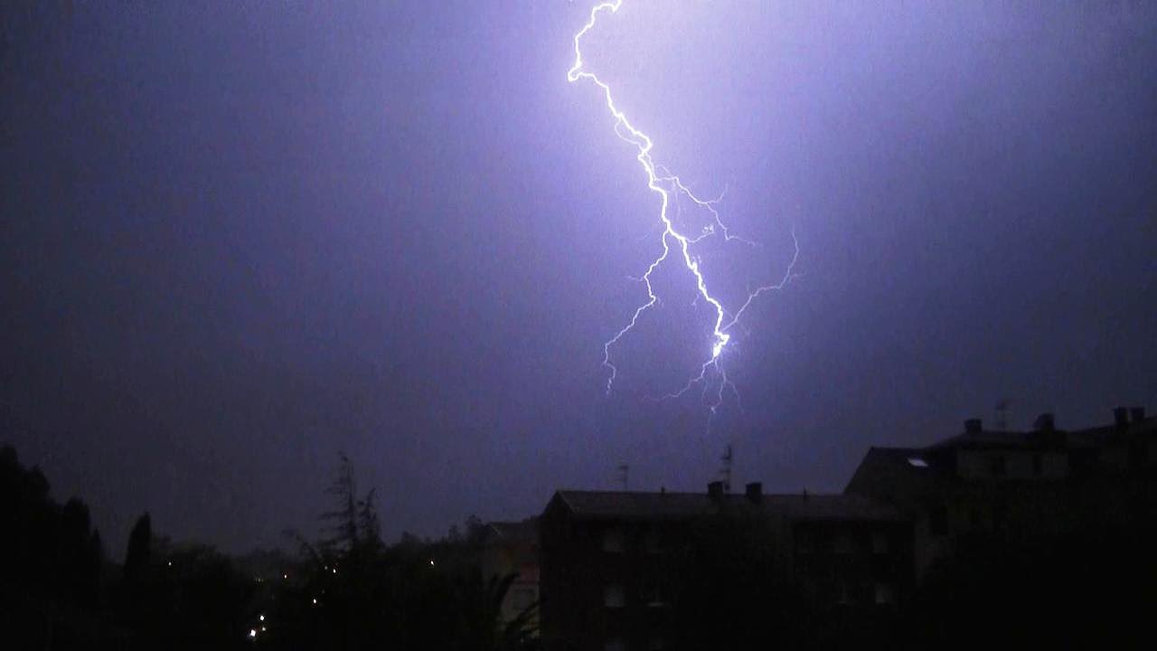 Intensa tormenta eléctrica sobre Asturias, noche del 21 de Mayo - YouTube