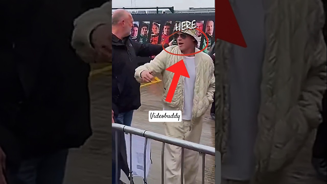 Brad Pitt Gentlemanly Behavior With Fans🔥