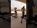 تحدي بين جندي بالحرس الوطني السعودي وجندي امريكي في سرعة فك وتركيب سلاح عيار 50 الجندي 