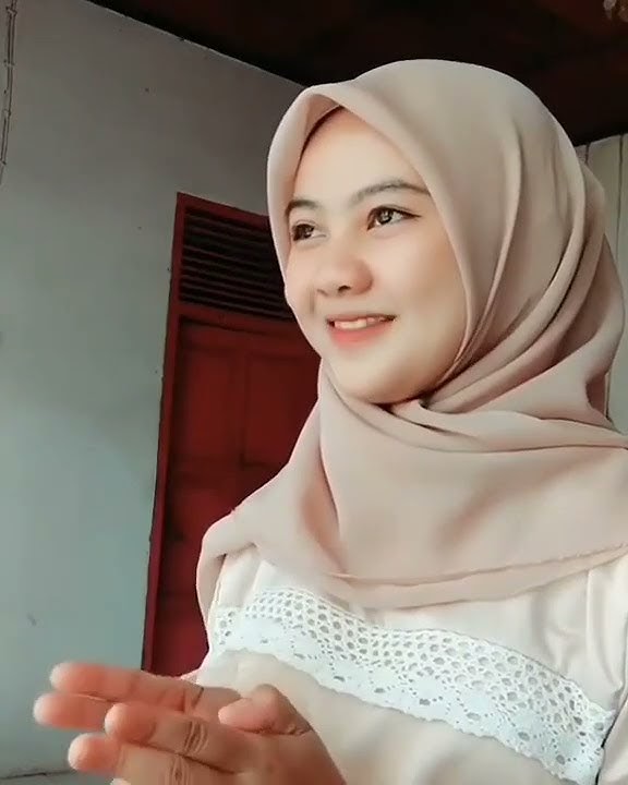 cewek jilbab imut tembem